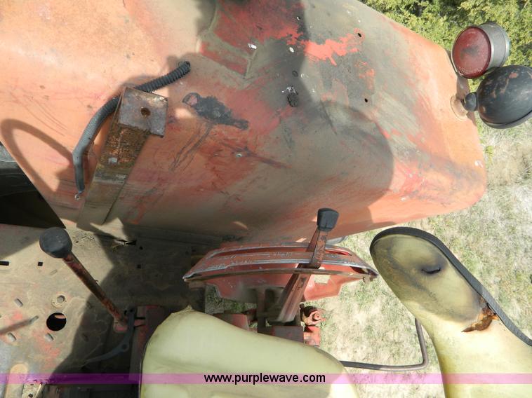 image for item B3892 1970 International Farmall 826 tractor