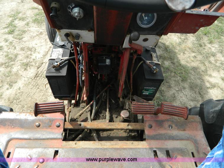 image for item B3892 1970 International Farmall 826 tractor