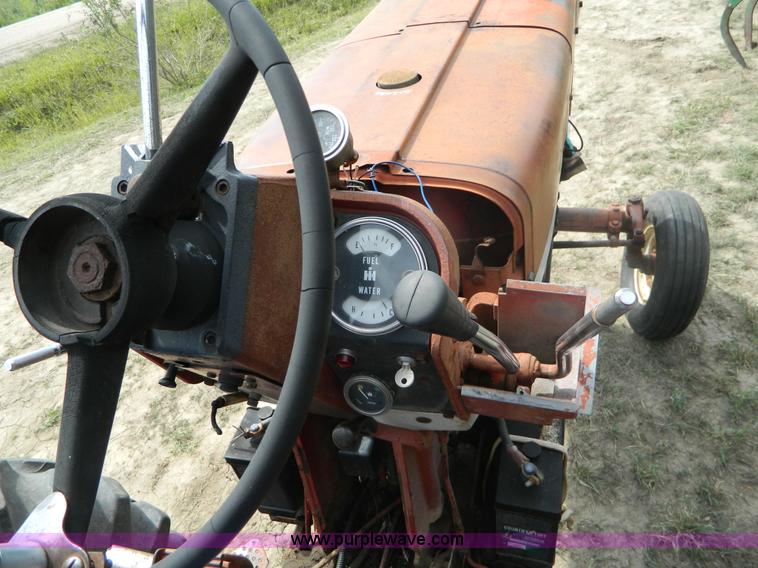 image for item B3892 1970 International Farmall 826 tractor