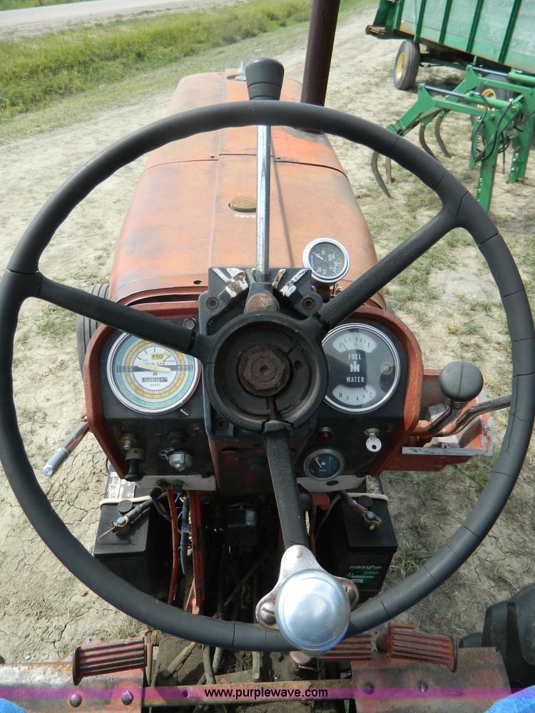 image for item B3892 1970 International Farmall 826 tractor