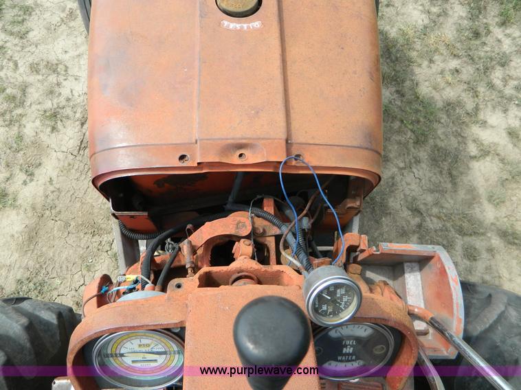 image for item B3892 1970 International Farmall 826 tractor