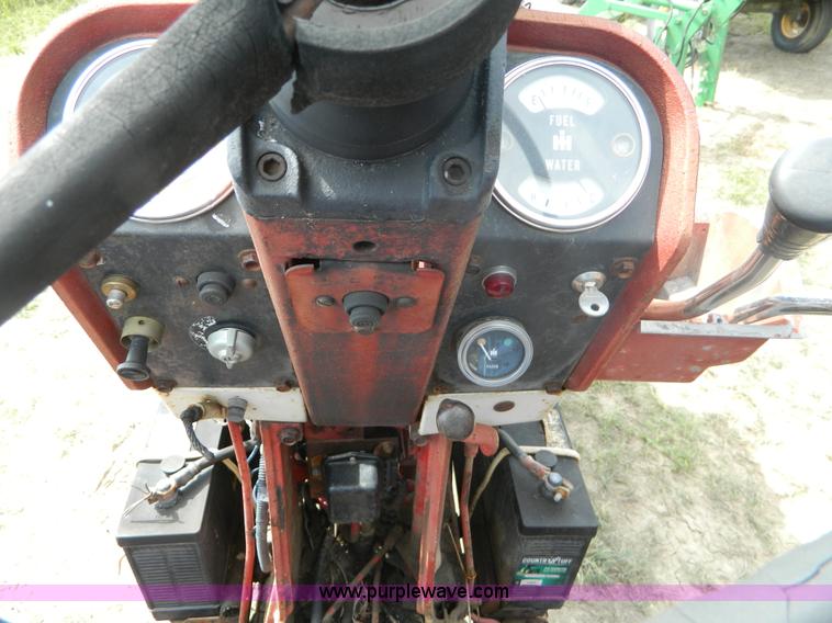 image for item B3892 1970 International Farmall 826 tractor