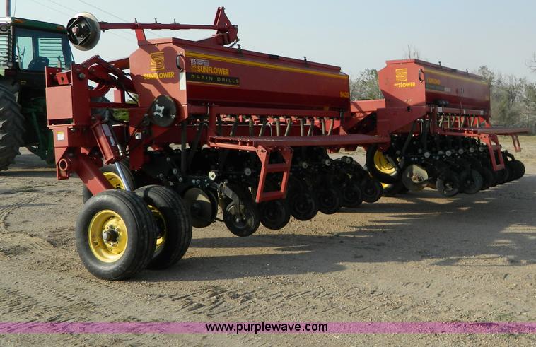 image for item B3902 Sunflower 9432-30 grain drill