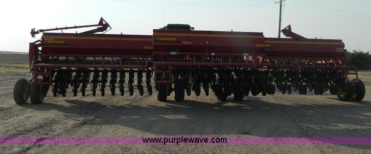 image for item B3902 Sunflower 9432-30 grain drill