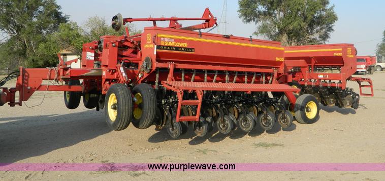 image for item B3902 Sunflower 9432-30 grain drill