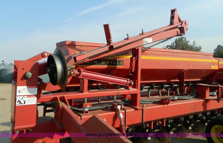 image for item B3902 Sunflower 9432-30 grain drill