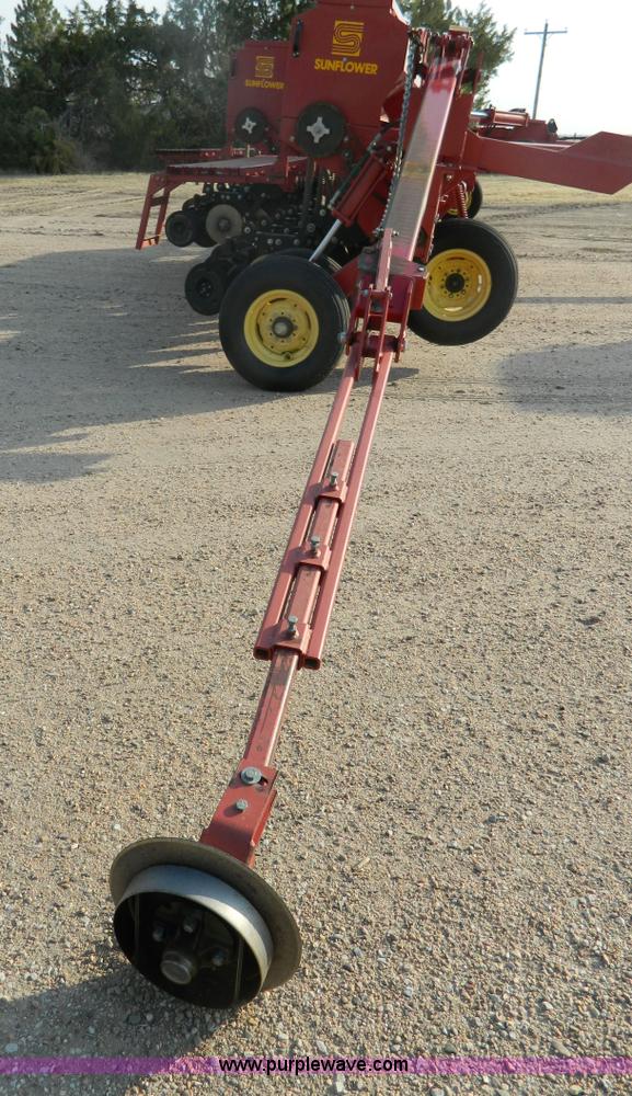 image for item B3902 Sunflower 9432-30 grain drill