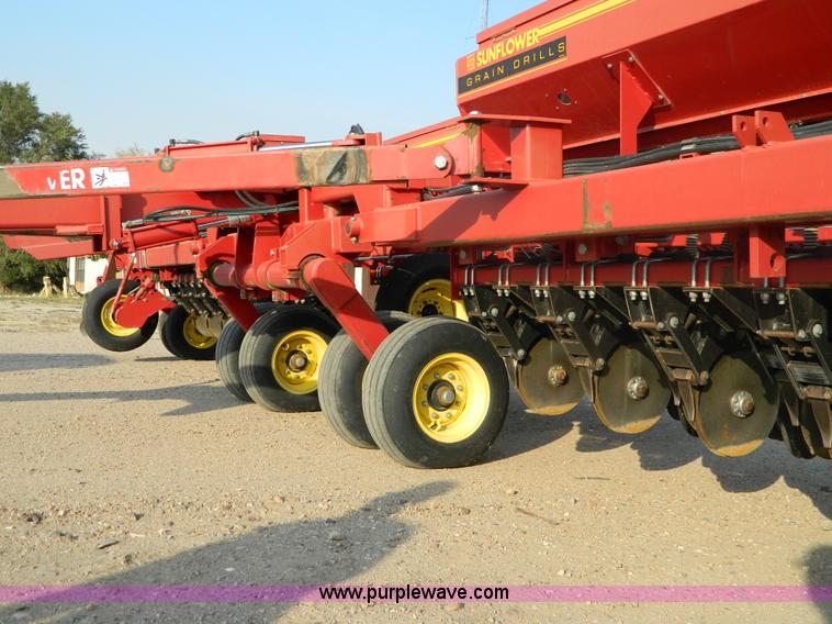 image for item B3902 Sunflower 9432-30 grain drill