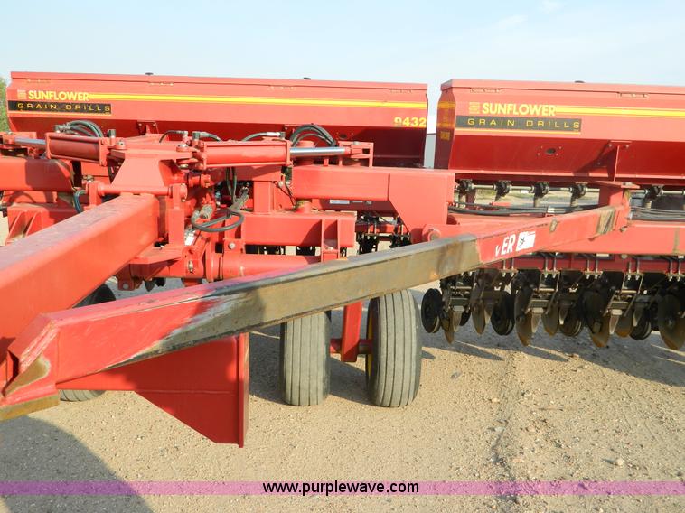 image for item B3902 Sunflower 9432-30 grain drill