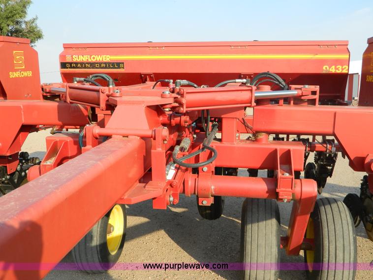 image for item B3902 Sunflower 9432-30 grain drill