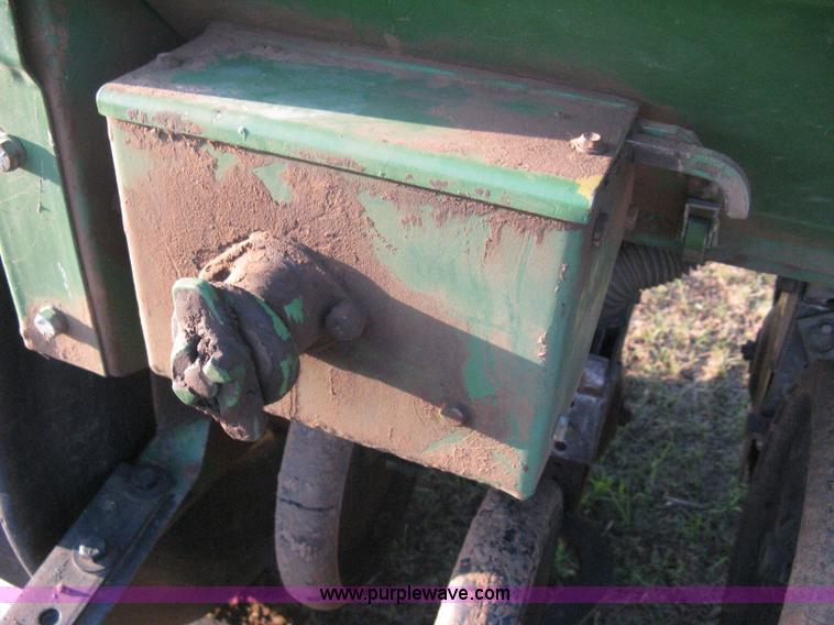 image for item B8142 John Deere 8350 grain drill