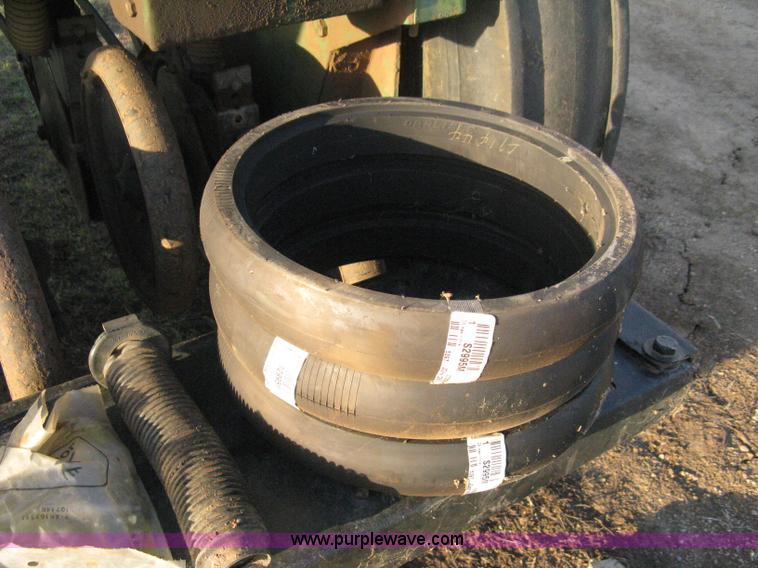 image for item B8142 John Deere 8350 grain drill