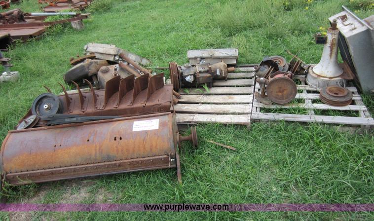 image for item D5652 Assorted Gleaner L combine parts