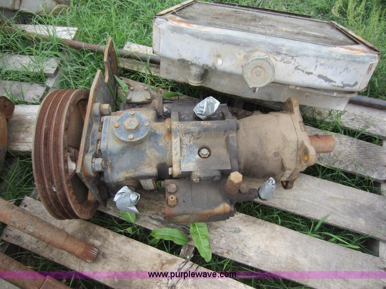 image for item D5652 Assorted Gleaner L combine parts