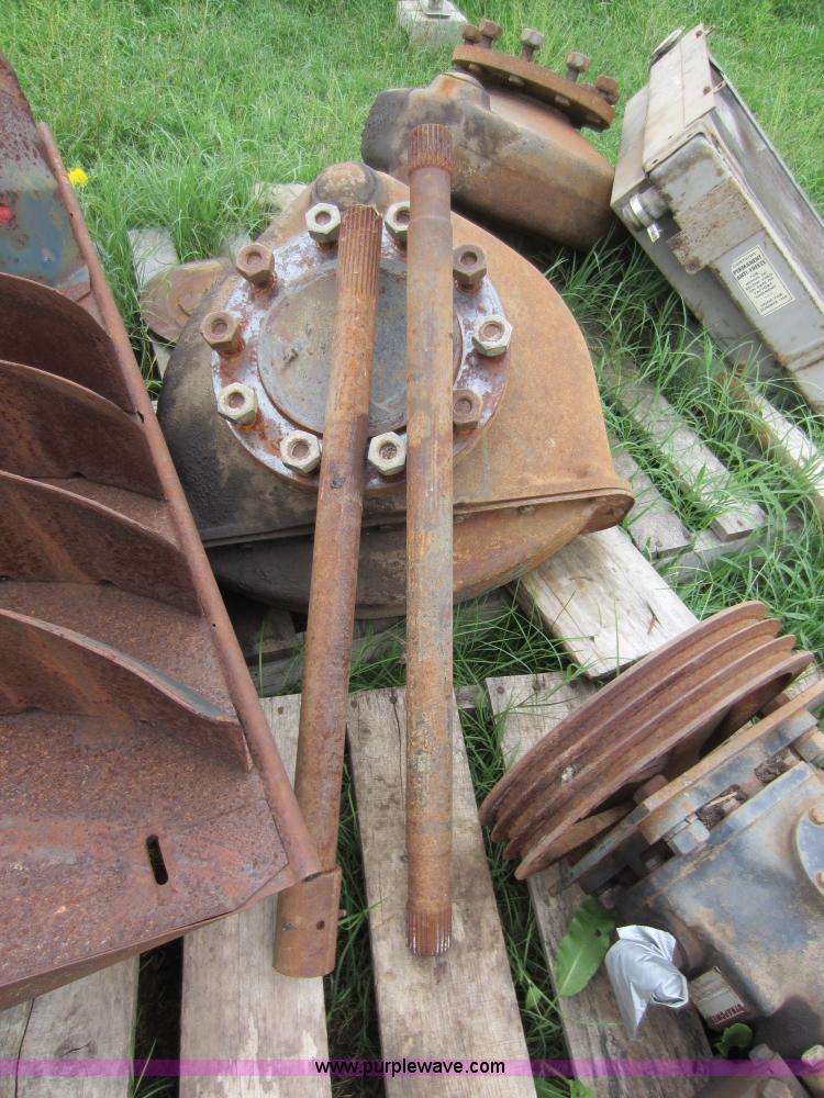 image for item D5652 Assorted Gleaner L combine parts