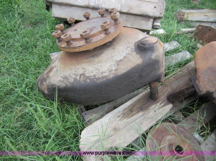 image for item D5652 Assorted Gleaner L combine parts