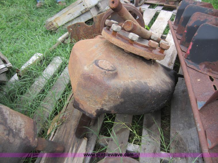 image for item D5652 Assorted Gleaner L combine parts