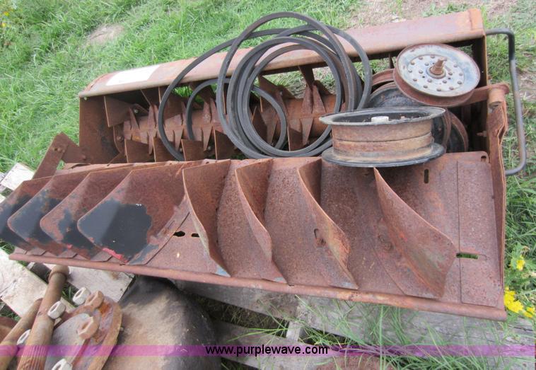 image for item D5652 Assorted Gleaner L combine parts