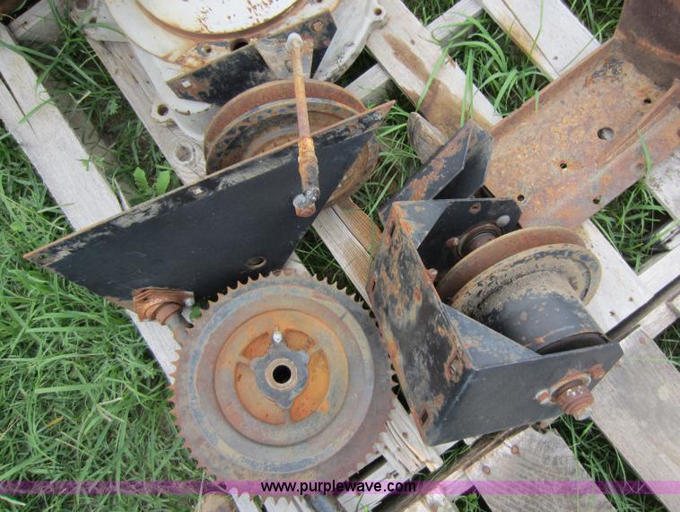 image for item D5652 Assorted Gleaner L combine parts