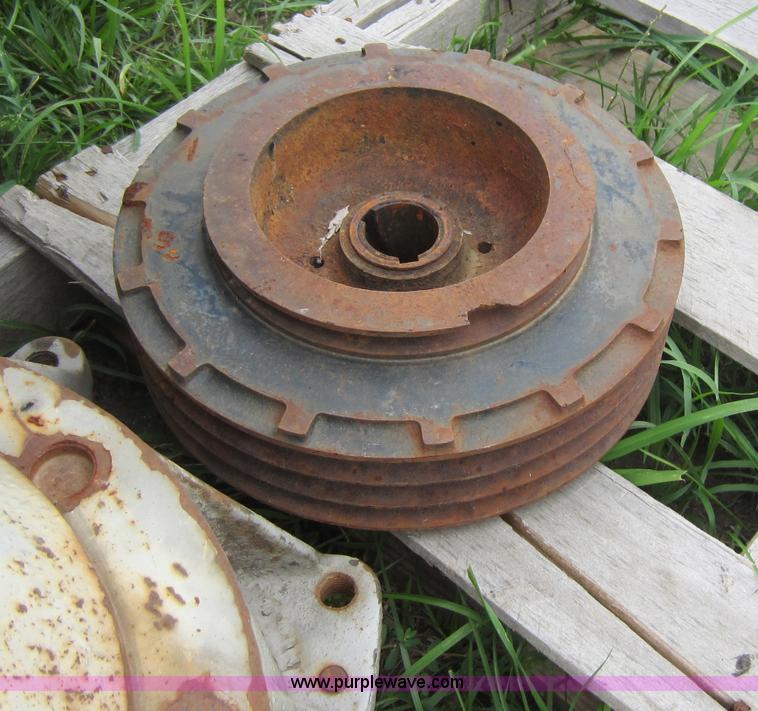 image for item D5652 Assorted Gleaner L combine parts