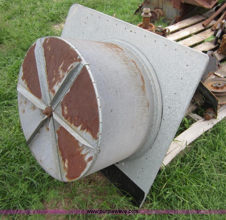 image for item D5652 Assorted Gleaner L combine parts