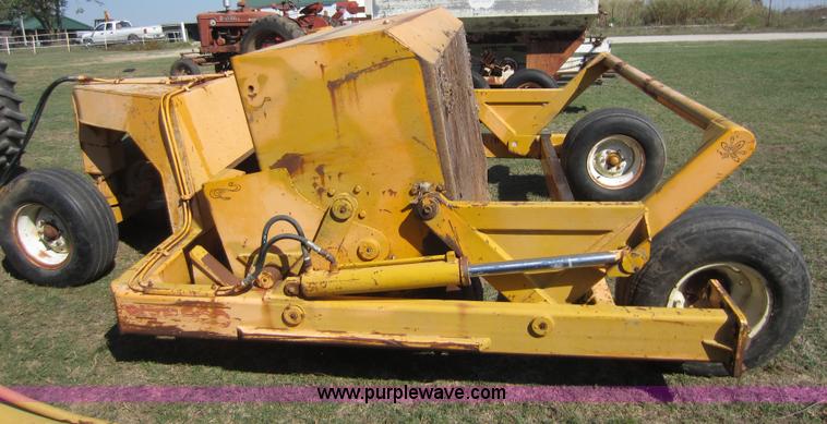 image for item F6522 Rowse 500 dirt pan scraper