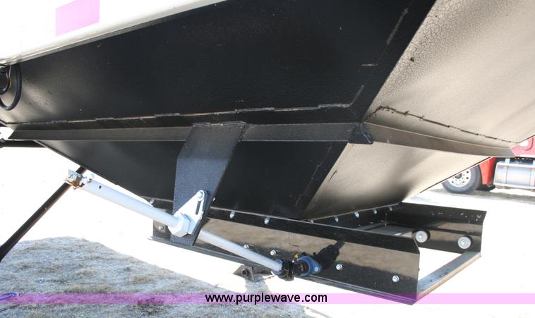 image for item G5513 2011 Travalong Liberty 25' hopper trailer