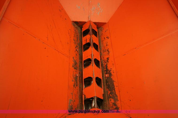 image for item G5517 UFT 444 grain cart