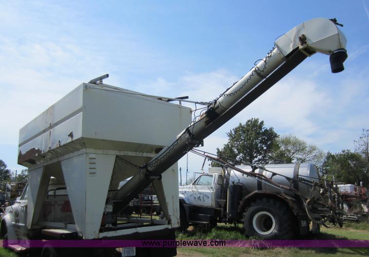 image for item H9803 Friesen 330 seed tender