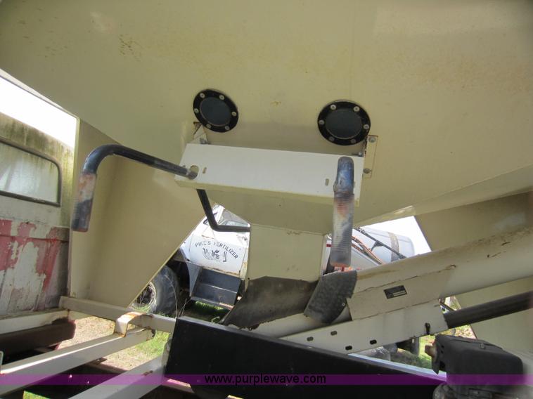 image for item H9803 Friesen 330 seed tender