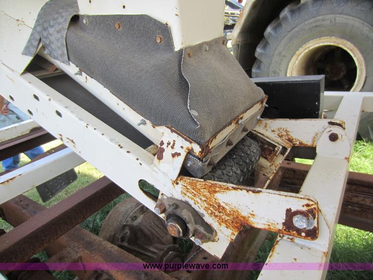 image for item H9803 Friesen 330 seed tender