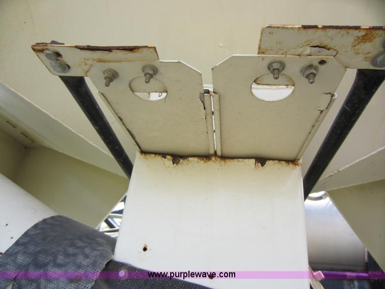 image for item H9803 Friesen 330 seed tender