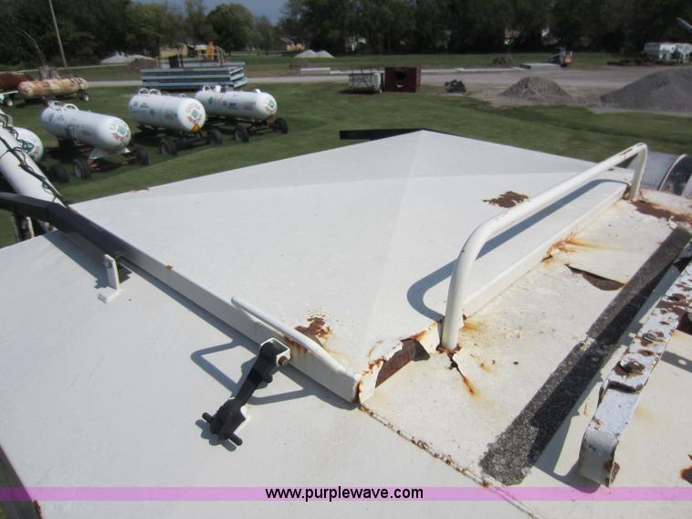 image for item H9803 Friesen 330 seed tender