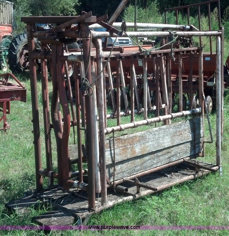 image for item V9263 WW cattle squeeze chute