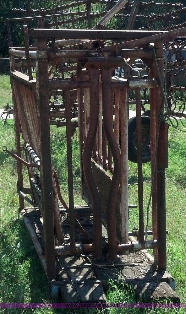image for item V9263 WW cattle squeeze chute