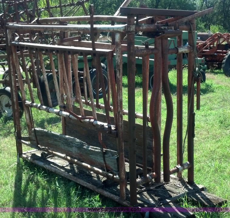 image for item V9263 WW cattle squeeze chute