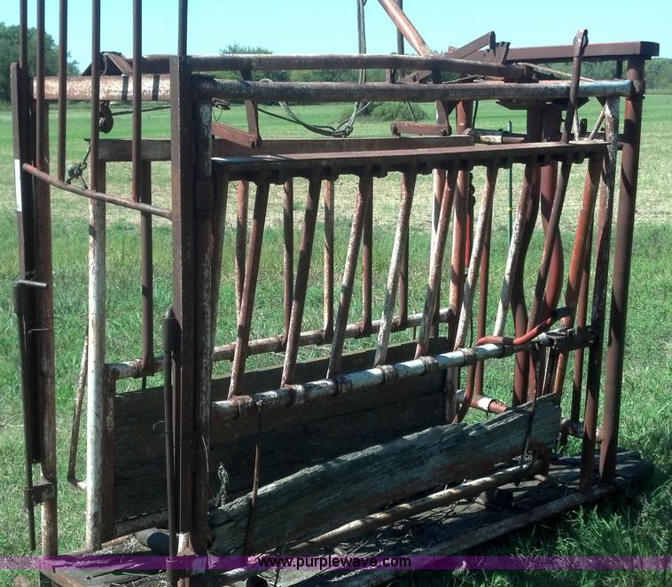 image for item V9263 WW cattle squeeze chute