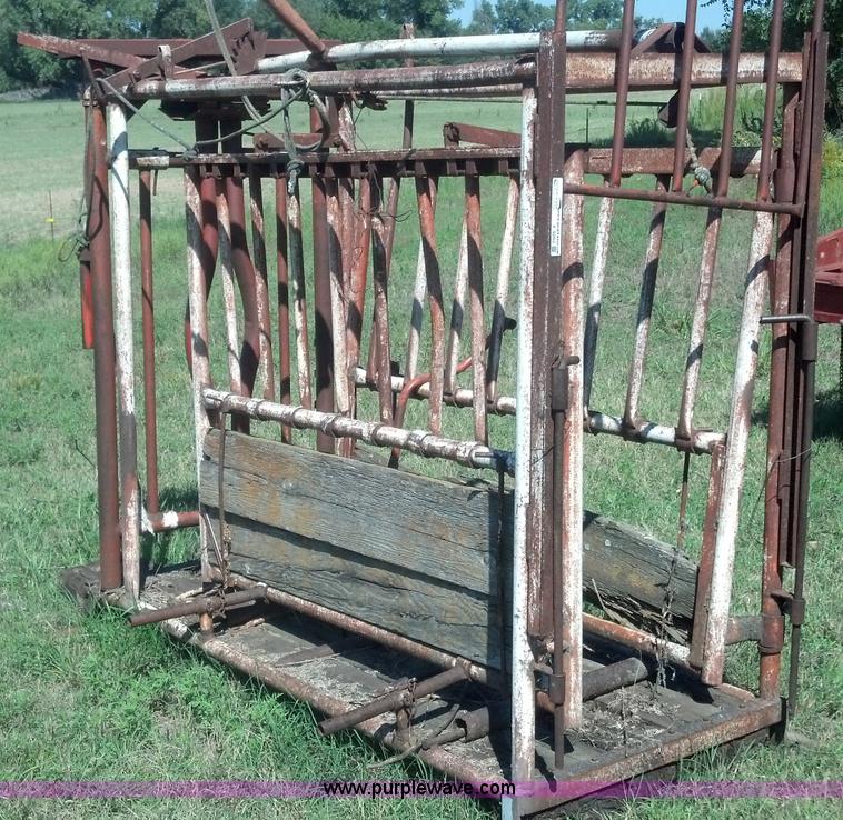 image for item V9263 WW cattle squeeze chute