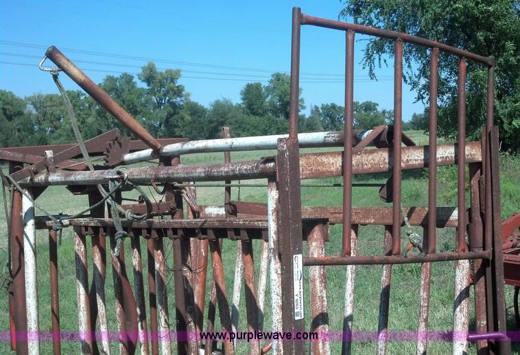 image for item V9263 WW cattle squeeze chute