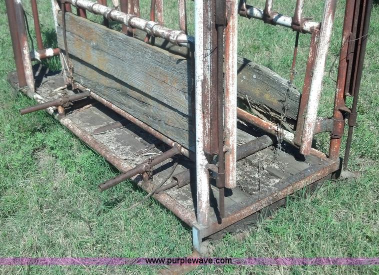 image for item V9263 WW cattle squeeze chute