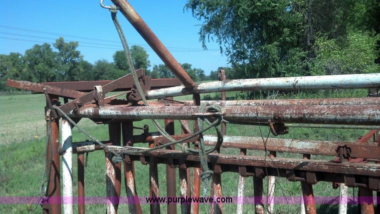image for item V9263 WW cattle squeeze chute