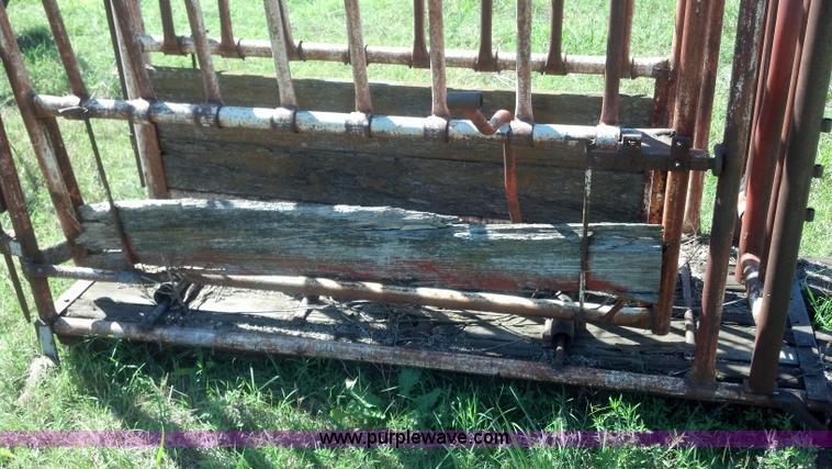 image for item V9263 WW cattle squeeze chute
