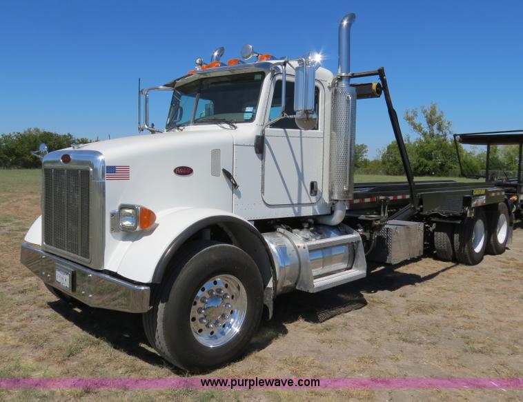 image for item B2479 2007 Peterbilt 357 roll-off semi truck