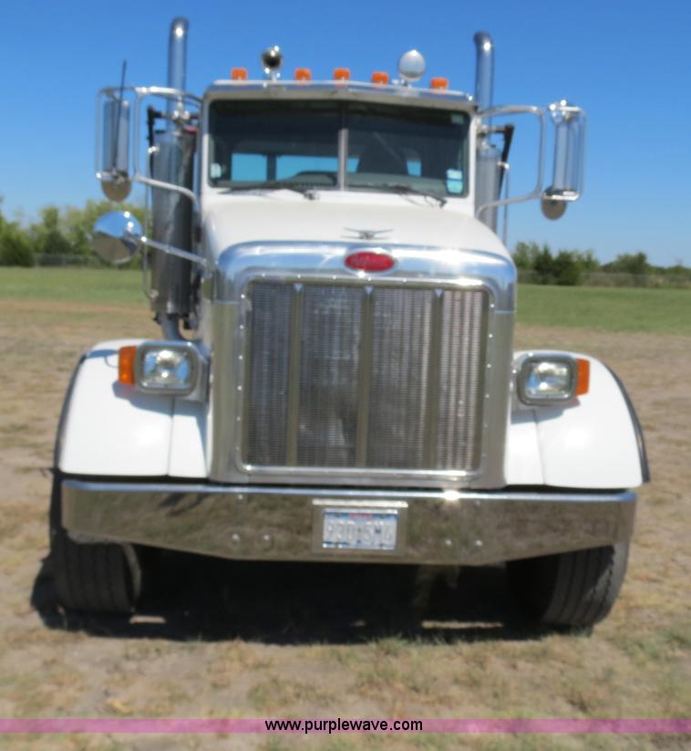 image for item B2479 2007 Peterbilt 357 roll-off semi truck