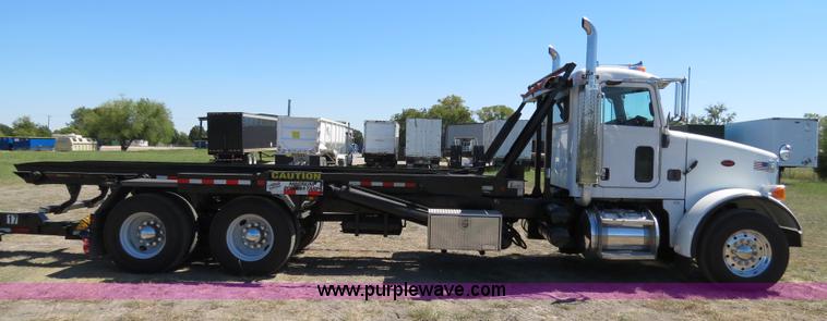 image for item B2479 2007 Peterbilt 357 roll-off semi truck