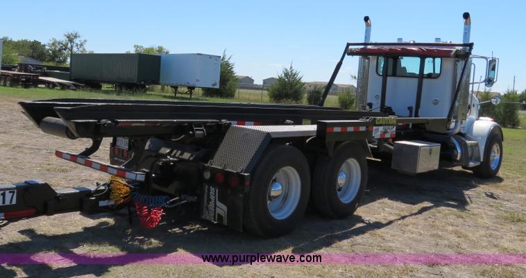 image for item B2479 2007 Peterbilt 357 roll-off semi truck
