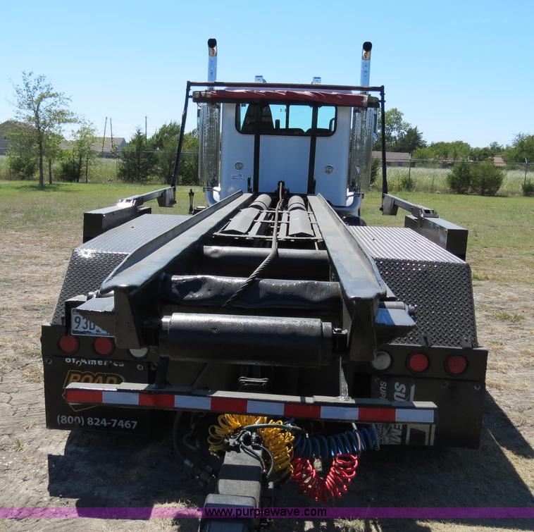 image for item B2479 2007 Peterbilt 357 roll-off semi truck