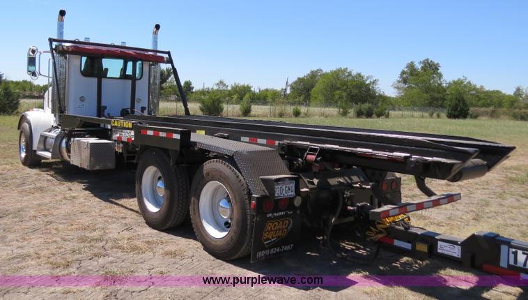 image for item B2479 2007 Peterbilt 357 roll-off semi truck