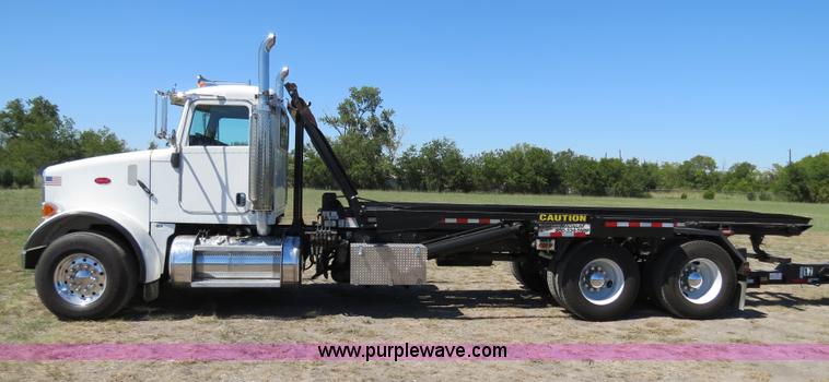 image for item B2479 2007 Peterbilt 357 roll-off semi truck