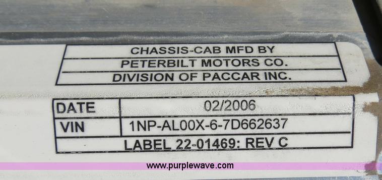 image for item B2479 2007 Peterbilt 357 roll-off semi truck